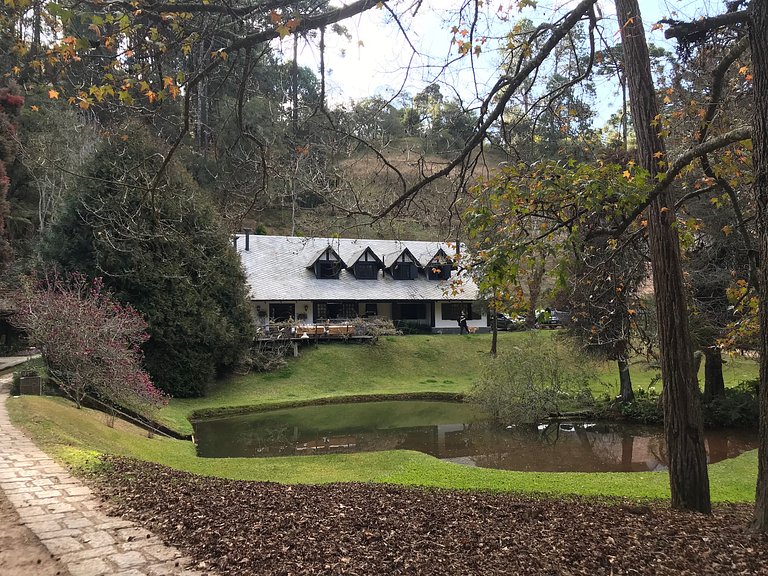 UMA RESIDÊNCIA EXTRAORDINÁRIA ENTRE AS MONTANHAS DE CAMPOS D