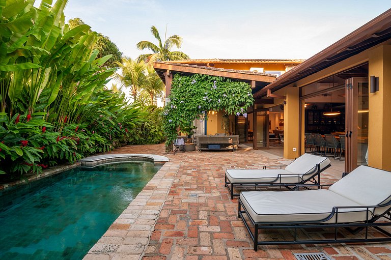 Casa de Alto Padrão Praia da Baleia - LTSPcs48