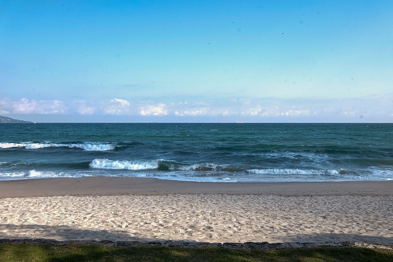 Casa pé na areia em Guaecá - SPcs476